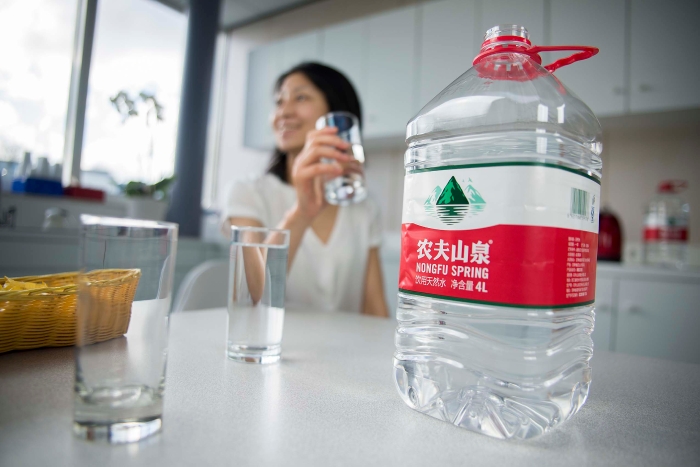 3年派息103亿，却还要上市融资10亿美金，农夫山泉“有点钱”？_推荐_i黑马